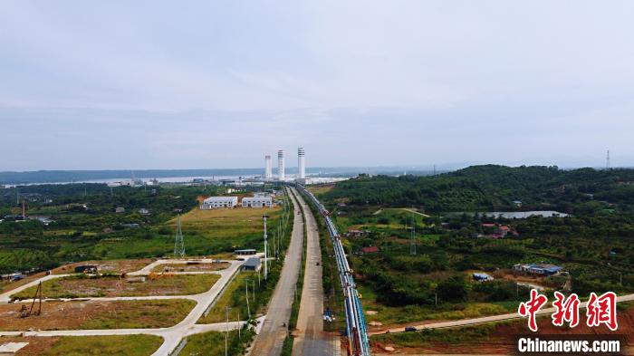 湖北宜昌姚家港化工园在建的三宁化工60万吨乙二醇项目全景。<a target='_blank' href='http://www.chinanews.com/'>中新社</a>记者董晓斌摄